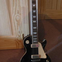 Black Gibson Les Paul Deluxe,